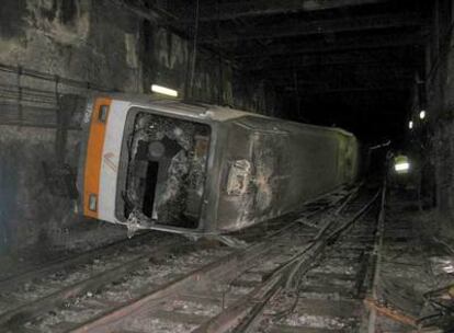 El convoy volcado de la Línea 1 tras el accidente sufrido en una curva entre las estaciones de Plaza de España y Jesús.