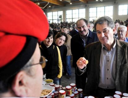 Artur Mas, candidato de CiU a la Generalitat, durante el mitin que ha ofrecido hoy en Banyoles (Girona).