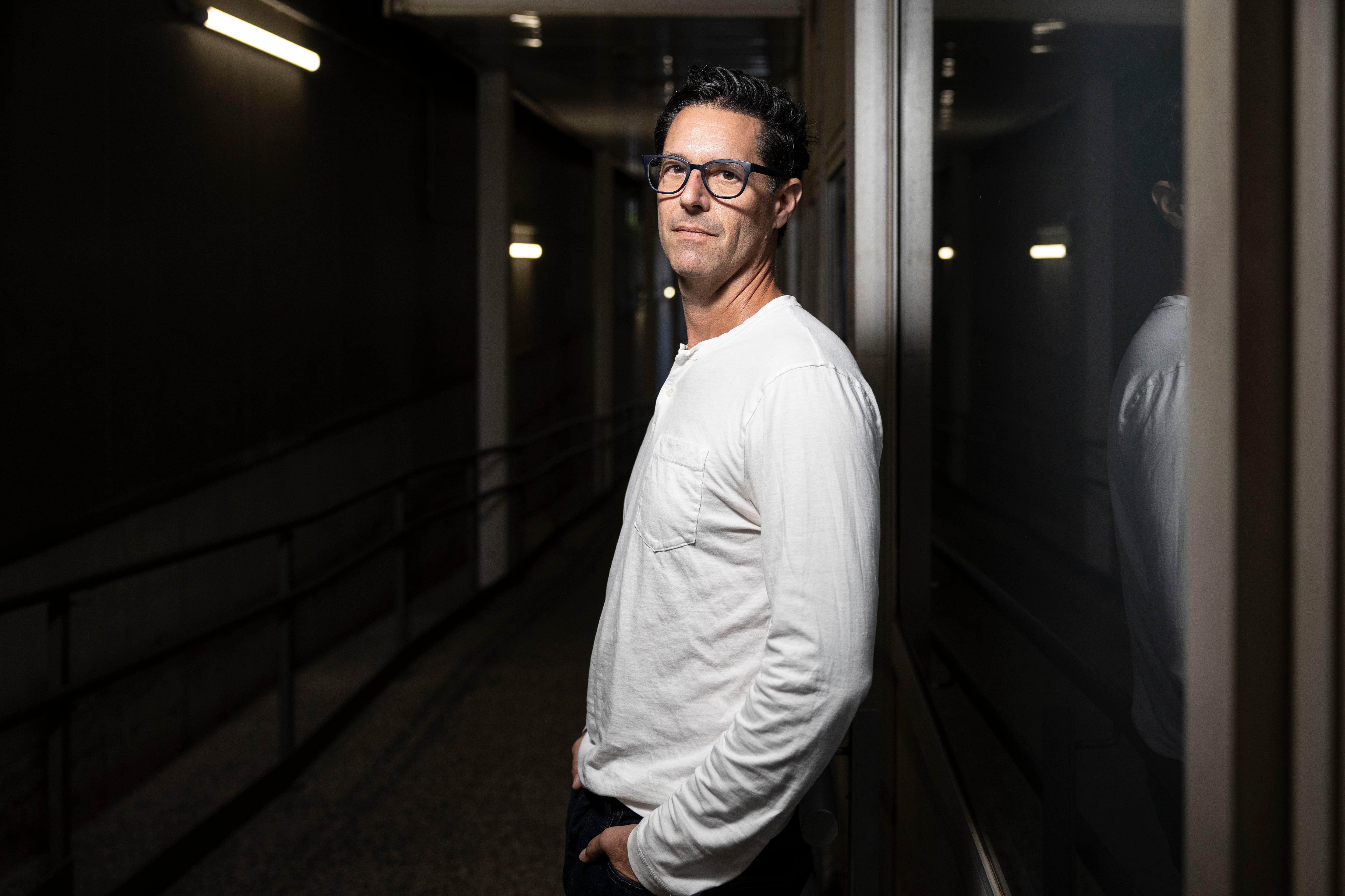 David Schulner, creador de la serie 'New Amsterdam', en el recinto del Hospital Vall d'Hebron de Barcelona.