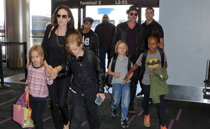 Brad Pitt y Angelina Jolie con sus hijos Pax, Maddox, Vivienne, Zahara, Knox y Shiloh, en 2015.