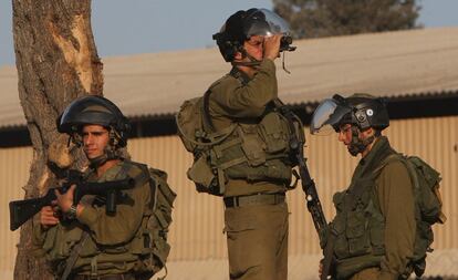 Soldados israelíes patrullan en al-Ram, entre Ramala y Jerusalén