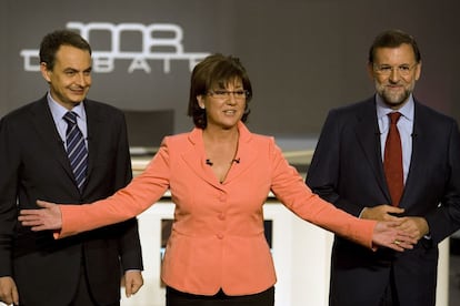 Dos cara a cara se celebraron antes de las elecciones generales de 2008. El 3 de marzo, a las 10 de la noche, tuvo lugar el segundo de los debates entre José Luis Rodríguez Zapatero y Mariano Rajoy, moderado por Olga Viza, que en la imagen extiende los brazos durante el posado previo al inicio del debate.