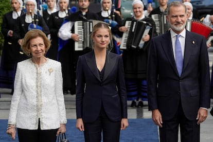 El rey Felipe, la princesa Leonor , y la reina Sofía, a su llegada a la gala.