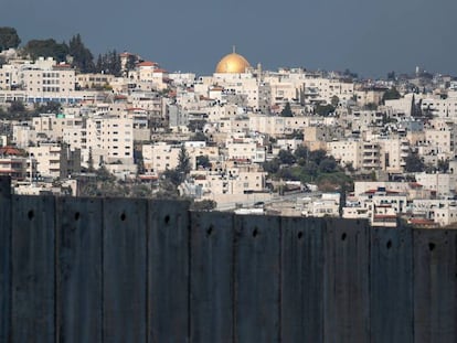 La Cúpula de la Roca de Jerusalén vista desde Abu Dis, al otro lado del muro de Cisjordania.