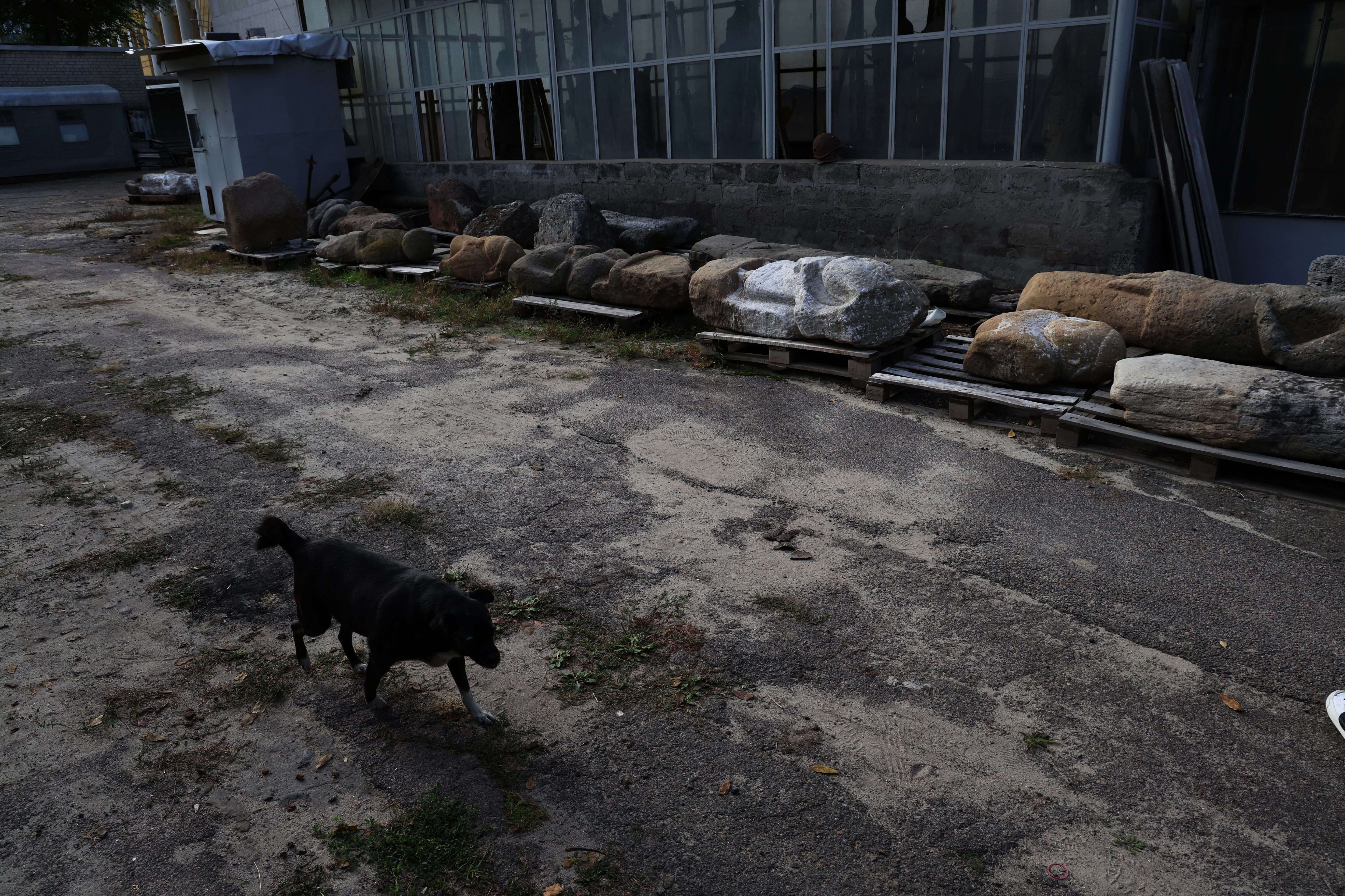 Patio del Museo de Historia de Dnipro donde se almacenan algunas de las esculturas centenarias de piedra traídas de zonas del frente.