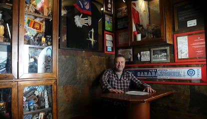 Víctor Rey, en su esquina atlética en su bar El rincón del Greco. Una camiseta enmarcada hace referencia a la obra El caballero de la mano en el pecho del pintor toledano.