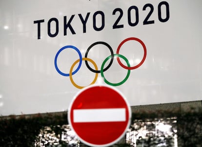 El logo de los juegos de Tokio 2020, junto a una señal de prohibido. Issei Kato/REUTERS