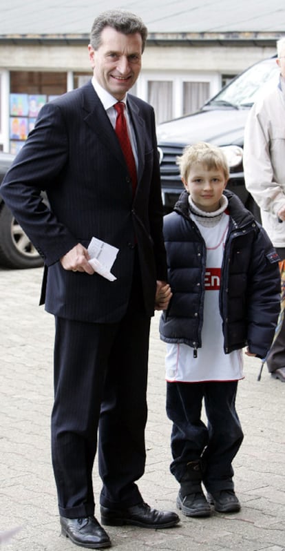 El comisario europeo de Energía, Günther Oettinger, en una imagen de 2006 con su hijo Alexander en Stuttgart.