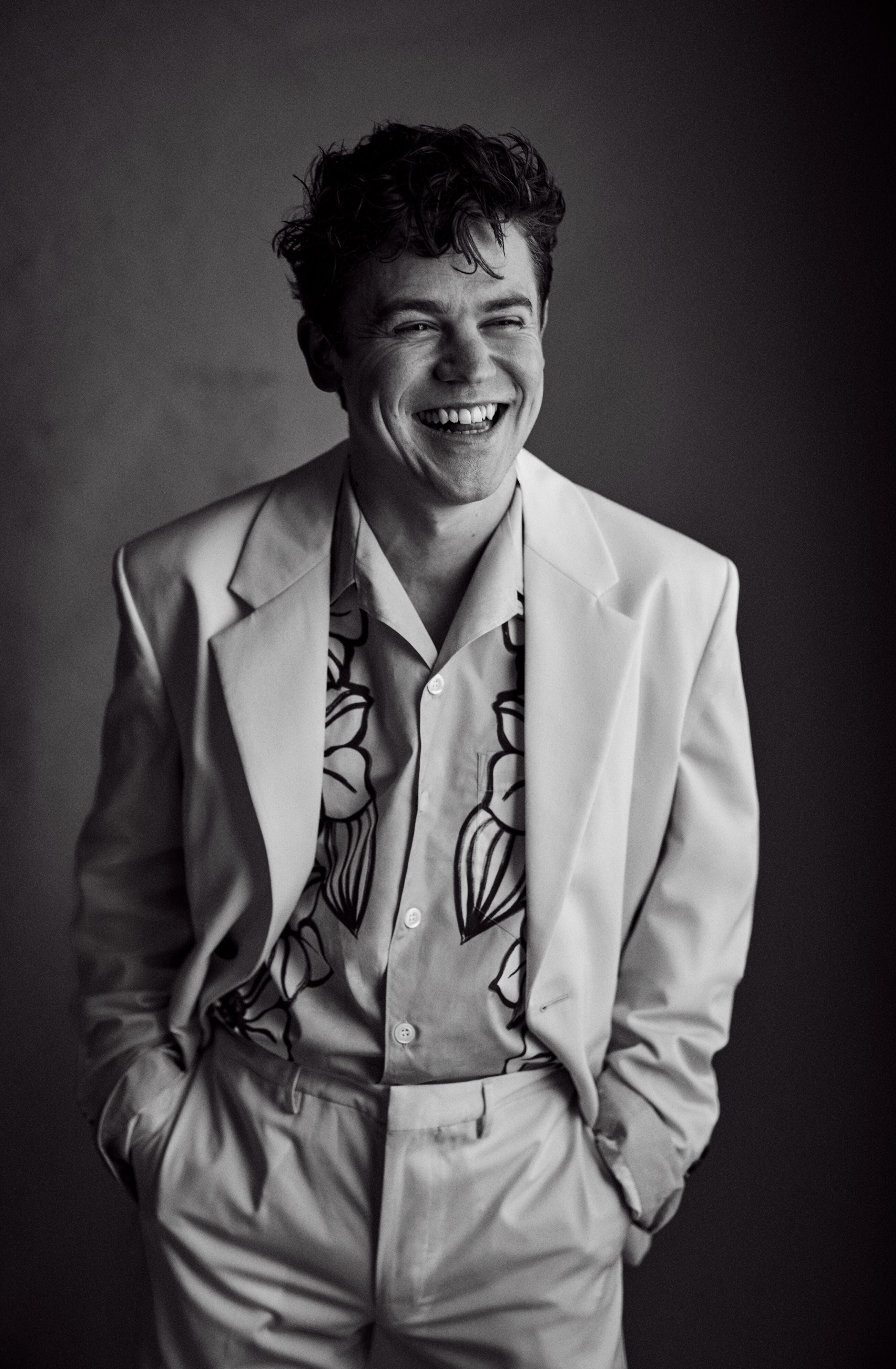 Sam Clemmett viste camisa, chaqueta y pantalón PRADA.