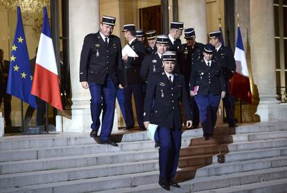 Miembros de la gendarmer&iacute;a francesa en el palacio del El&iacute;seo.  
  AFP STEPHANE DE SAKUTIN
 