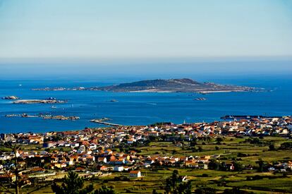 Uno de los destinos menos frecuentados del parque nacional de las Islas Atlánticas de Galicia. Sálvora emerge en la bocana de la ría de Arousa y se conserva admirablemente al haber estado en manos privadas hasta 2008; hoy solo se puede pisar en compañía de un guía. Desde O Grove navega en 40 minutos Cruceros Rías Baixas (crucerosriasbaixas.com), para luego emprender dos caminatas: una al faro erigido tras el naufragio del Santa Isabel —El Titanic gallego—, y otro a la aldea y al pazo, como de cuento, construido sobre una fábrica de salazones. Desde Aguiño (Ribeira) zarpan las excursiones de Bluscus (bluscus.es).