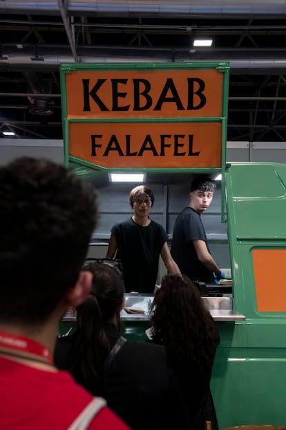 Recorrer los nueve pabellones de Fitur puede resultar agotador. Este año, se puede disfrutar de un tentempié en los puestos de Kebab repartidos por toda la feria de Madrid.