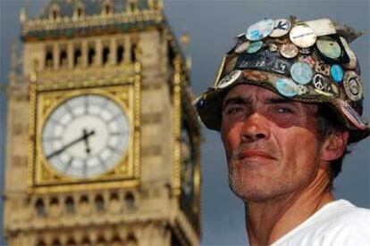 Brian Haw comenzó a protestar frente a Westminster, sede del Parlamento británico, hace cuatro años. Y lo sigue haciendo cada día.