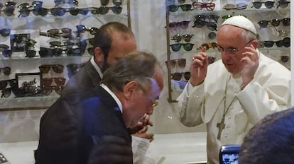 El Papa se prueba unas gafas en la tienda de Alessandro Spiezia (en primer término).