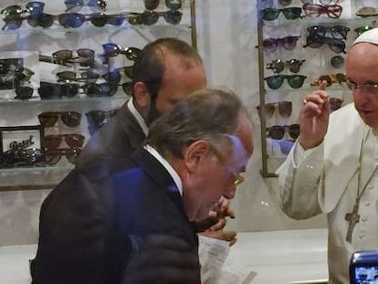 El Papa se prueba unas gafas en la tienda de Alessandro Spiezia (en primer término).
