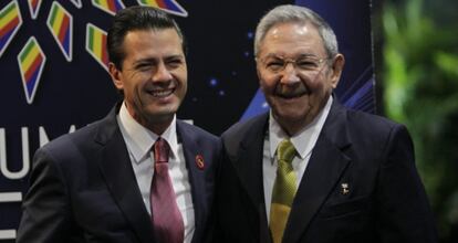 Peña Nieto y Raúl Castro, ayer en La Habana.