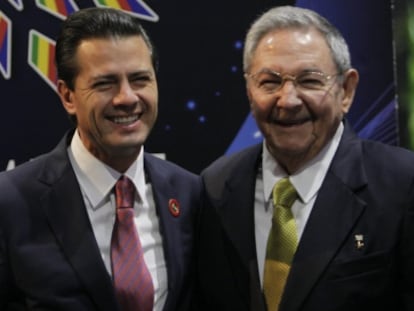 Peña Nieto y Raúl Castro, ayer en La Habana.