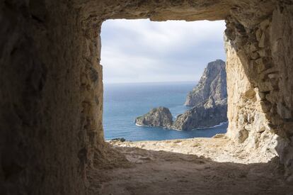 Torre des Savinar, en Cala d’Hort, frente a los islotes de Es Vedrà y Es Vedranell.