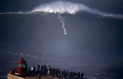 El pueblo pesquero de Nazaré, a 120 kilómetros al norte de Lisboa, ha sido escenario en los últimos años de hasta tres récords consecutivos de la ola más grande nunca surfeada. Esta semana, la costa portuguesa ha vuelto a recibir una fuerte marejada, pero de momento no se ha logrado batir la ola de 30 metros que el estadounidense Garret McNamara recorrió el en enero de 2013. En la imagen, un surfista no identificado se las apaña para bajar uno de estos gigantes de agua y espuma.