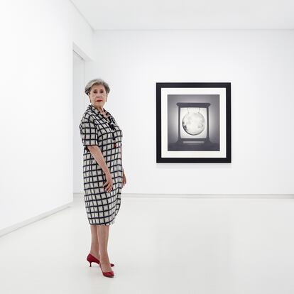 La galerista Elvira González, ante una obra de Chema Madoz.