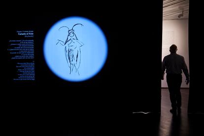 Exposición 'El Maleficio de la Mariposa' en el Centro Federico Garcia Lorca, en la que un visitante pasa junto a un boceto del vestuario de la obra teatral.