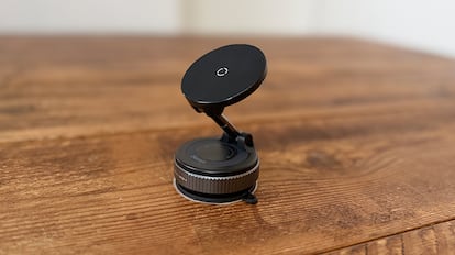 cargadores con Bluetooth para el coche sobre una mesa de madera.