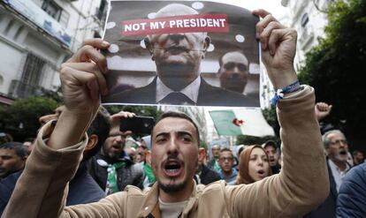 Protesta en Argel, este viernes, tras las cuestionadas elecciones presidenciales.
