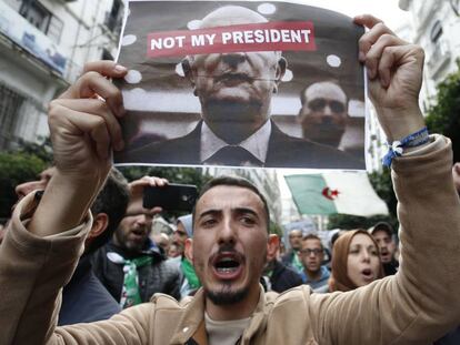 Protesta en Argel, este viernes, tras las cuestionadas elecciones presidenciales.