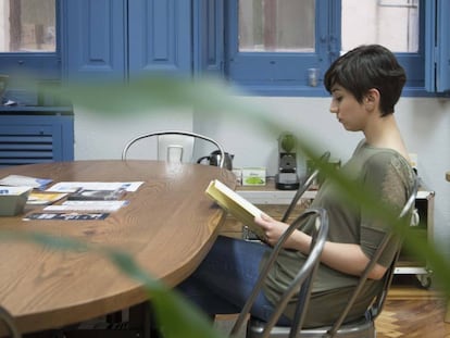 Una joven lee en la Escuela de Escritores de Madrid.