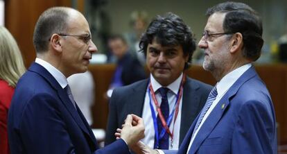 Rajoy charla con el primer ministro italiano, hoy, en Bruselas. 