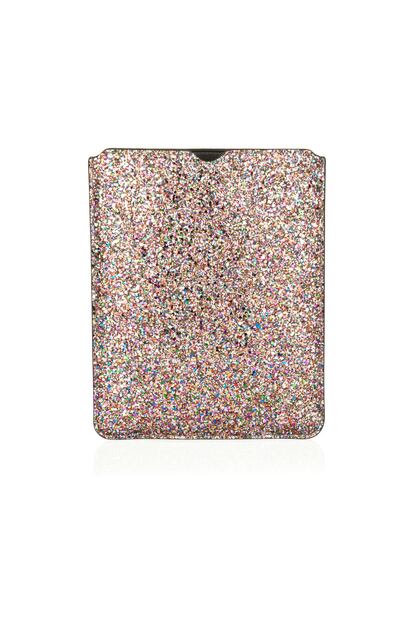 Otra funda tipo sobre para el iPad, esta vez, de lentejuelas y firmada por Jimmy Choo. Precio: 325 euros.