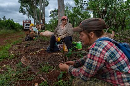 Celia, de 45 años, descansa al finalizar la jornada laboral.