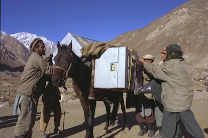 Transporte de vacunas en Shah Saleem (noroeste de Pakistán) en 2001. Los transportistas, afganos, se disponían a cruzar la frontera hacia Afganistán con las vacunas, protegidas en cajas de metal refrigeradas y proporcionadas por Unicef. El recorrido a caballo, de dos días, incluía tramos a más de 4.000 metros de altitud. Una vez en Afganistán, las vacunas viajaban en vehículos hasta la ciudad de Faizabad, en el noreste del país.