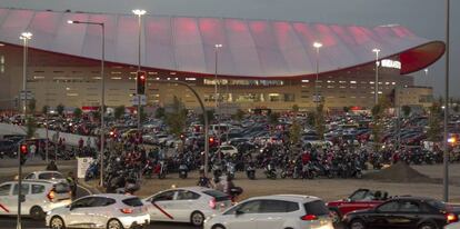 Aparcamiento disuasorio junto al estadio Wanda Meropolitano.