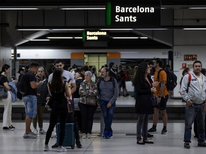 Pasajeros de Rodalies Renfe en la estación de Sants.