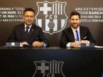Bartomeu i Messi, en la signatura del contracte el matí d'aquest dissabte.