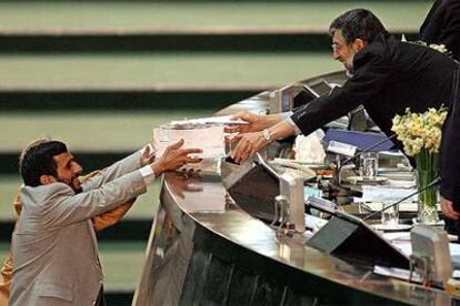 Mahmud Ahmadineyah entrega los presupuestos del Estado al presidente del Parlamento, ayer en Teherán.