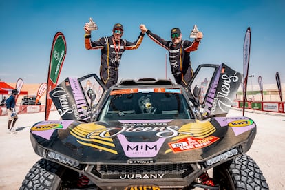 Nandu Jubany (derecha), cocinero con una estrella Michelin que debutaba en cuatro ruedas en el Dakar y ha conseguido finalizar siendo el mejor español en la clasificación Ultimate como segundo clasificado.