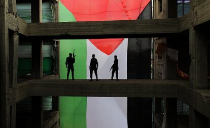 Combatientes de las Brigadas de Izadín Al Qassam, la facción armada del movimiento Hamás, acuden a un encuentro para conmemorar el 30º aniversario de la creación de Hamás, en la Franja de Gaza, Palestina.