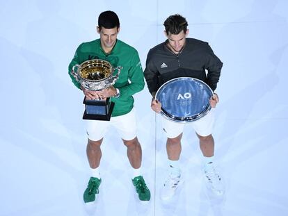 Djokovic y Thiem posan con sus respectivos trofeos tras la final.