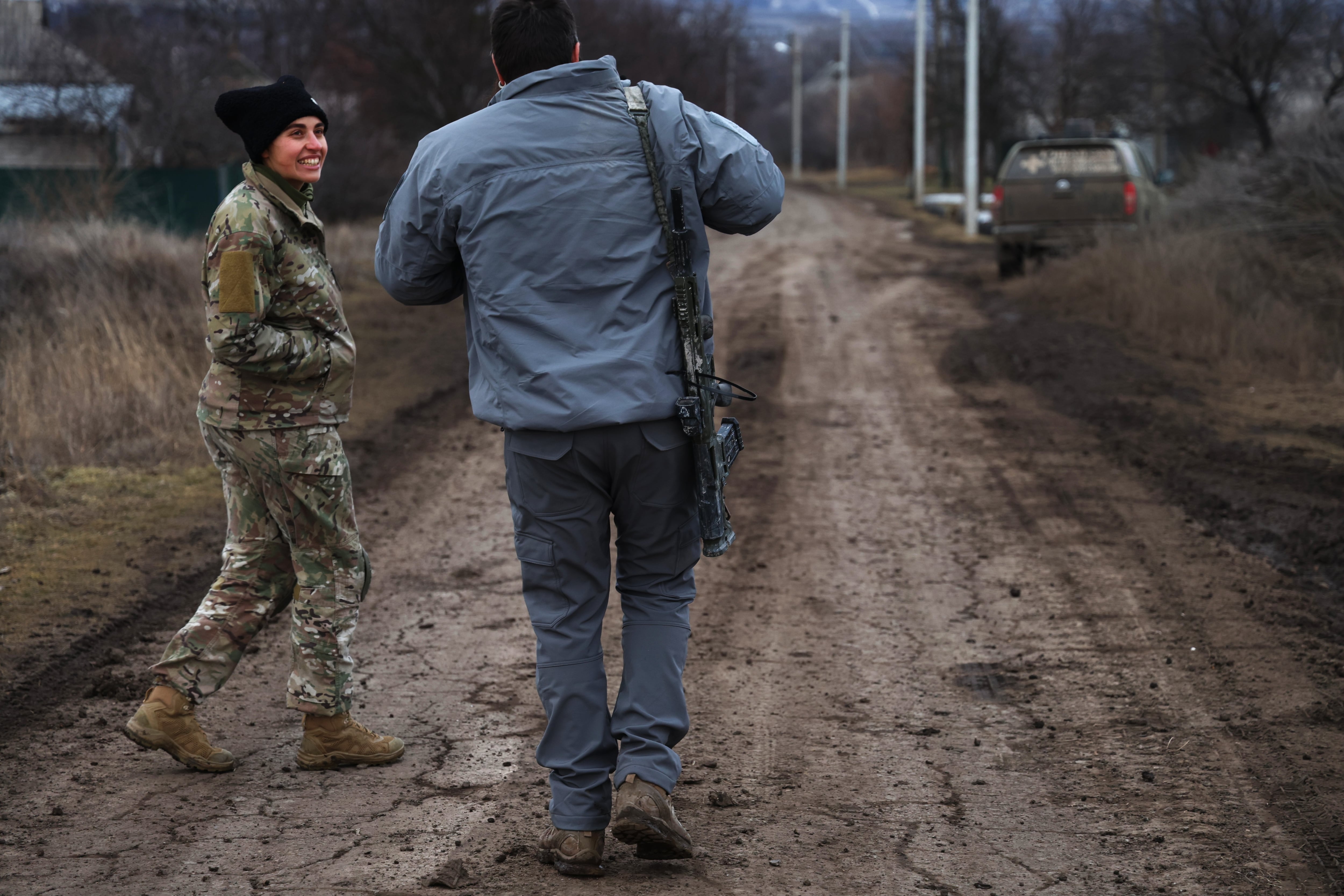 Marina y Andrii junto a un campo de entrenamiento de su unidad a las afueras de Kramatorsk.
