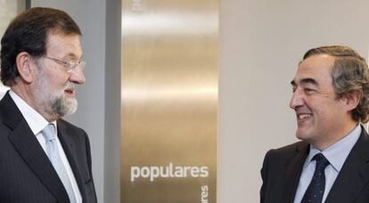 Mariano Rajoy, conversa con el presidente de la CEOE, Juan Rosell, durante una reunión.