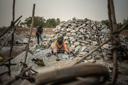 Cantera arriba los brazos de las mujeres trituran las piedras convirtiéndolas en pequeños cantos, materia prima para la construcción de viviendas en la capital de Burkina Faso.