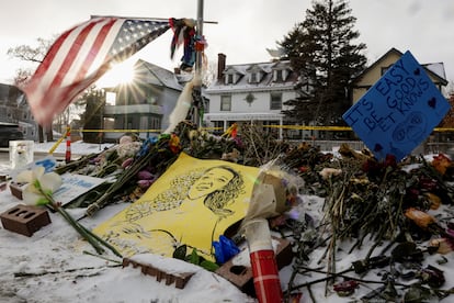 Flores y carteles en el memorial dedicado a Renee Nicole Good, que murió por disparos de un agente del ICE el 7 de enero durante una redada de inmigración.