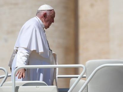 El papa Francisco saludaba este miércoles desde la plaza de San Pedro, en Ciudad del Vaticano.