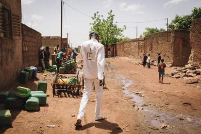 Mylmo, paseando por su barrio en Bamako.