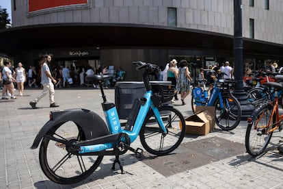 In the image, bicycles of poorly parked private companies in the Plaza Cataluña in Barcelona.