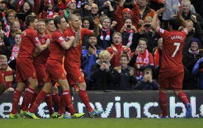 Los jugadores del Liverpool celebran uno de los goles al Fulham.