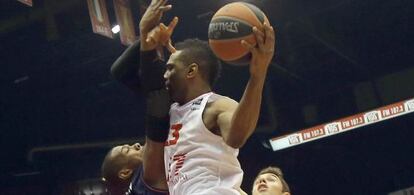 Keith Langford, del Armani Milan, choca con Hamilton en el encuentro de la Euroliga. 