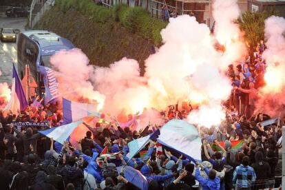 Seguidores del Eibar y del Alavés reciben a los jugadores antes del choque celebrado en Ipurua.